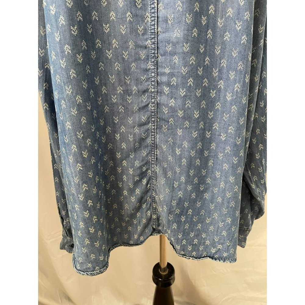 Maurices Blue/White Denim Color Up/Down Arrows Button-Up Long-Sleeve Shirt - Picture 9 of 12
